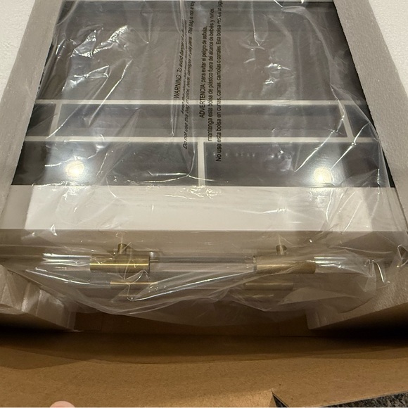 Kendra Scott
Large Antique Brass Jewelry Box In White Lacquer - Picture 5 of 12